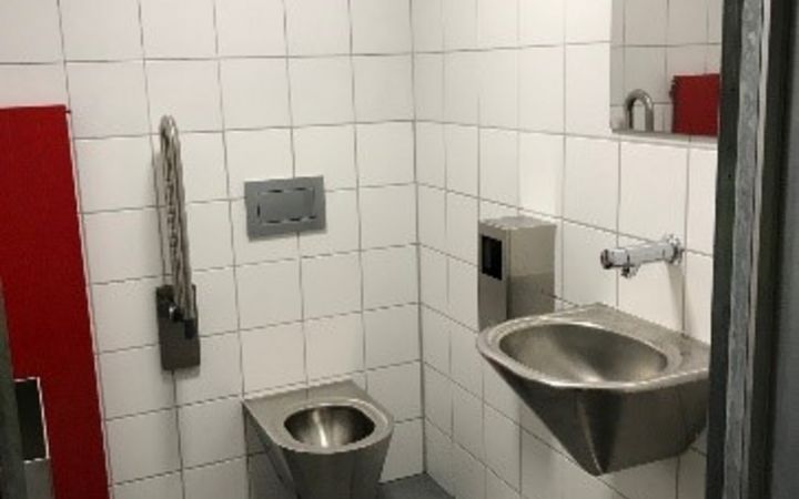 WC-Anlage beim Bahnhof in Betrieb
